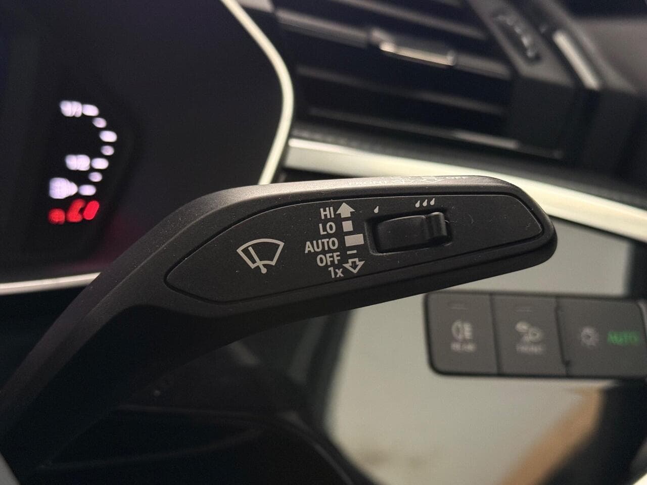 Audi Q3 thumbnail Misc Controls