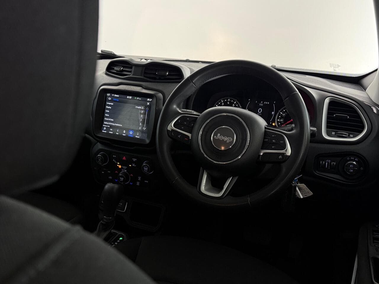 Jeep Renegade thumbnail Interior Front