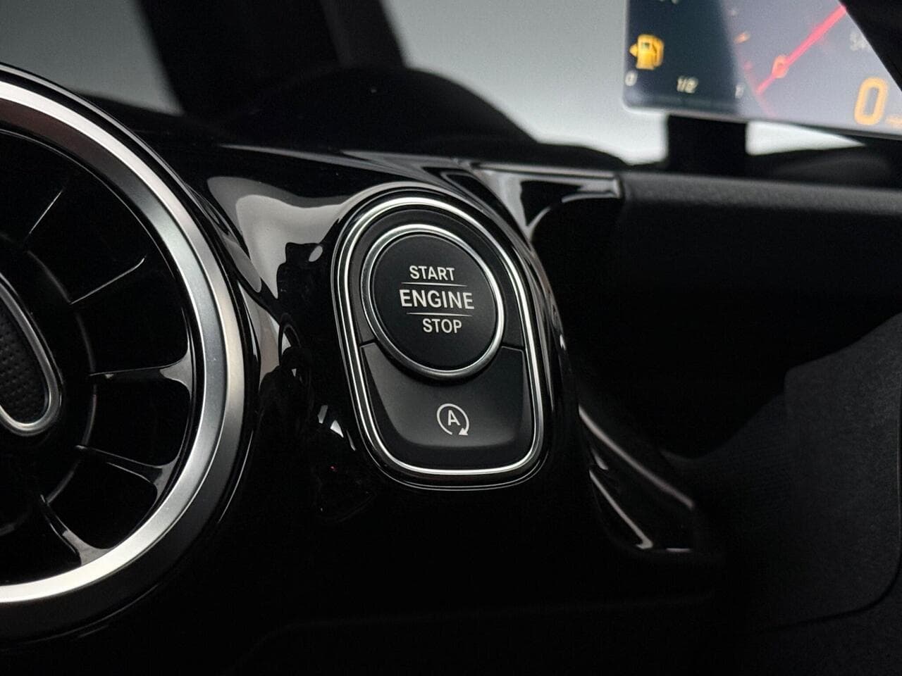 Mercedes-Benz GLA thumbnail Misc Controls