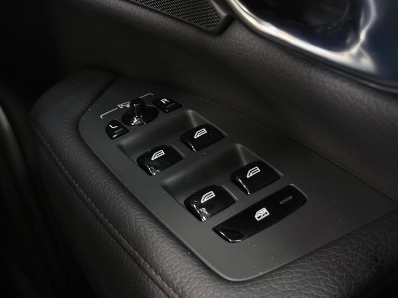 Volvo S90 thumbnail Misc Controls