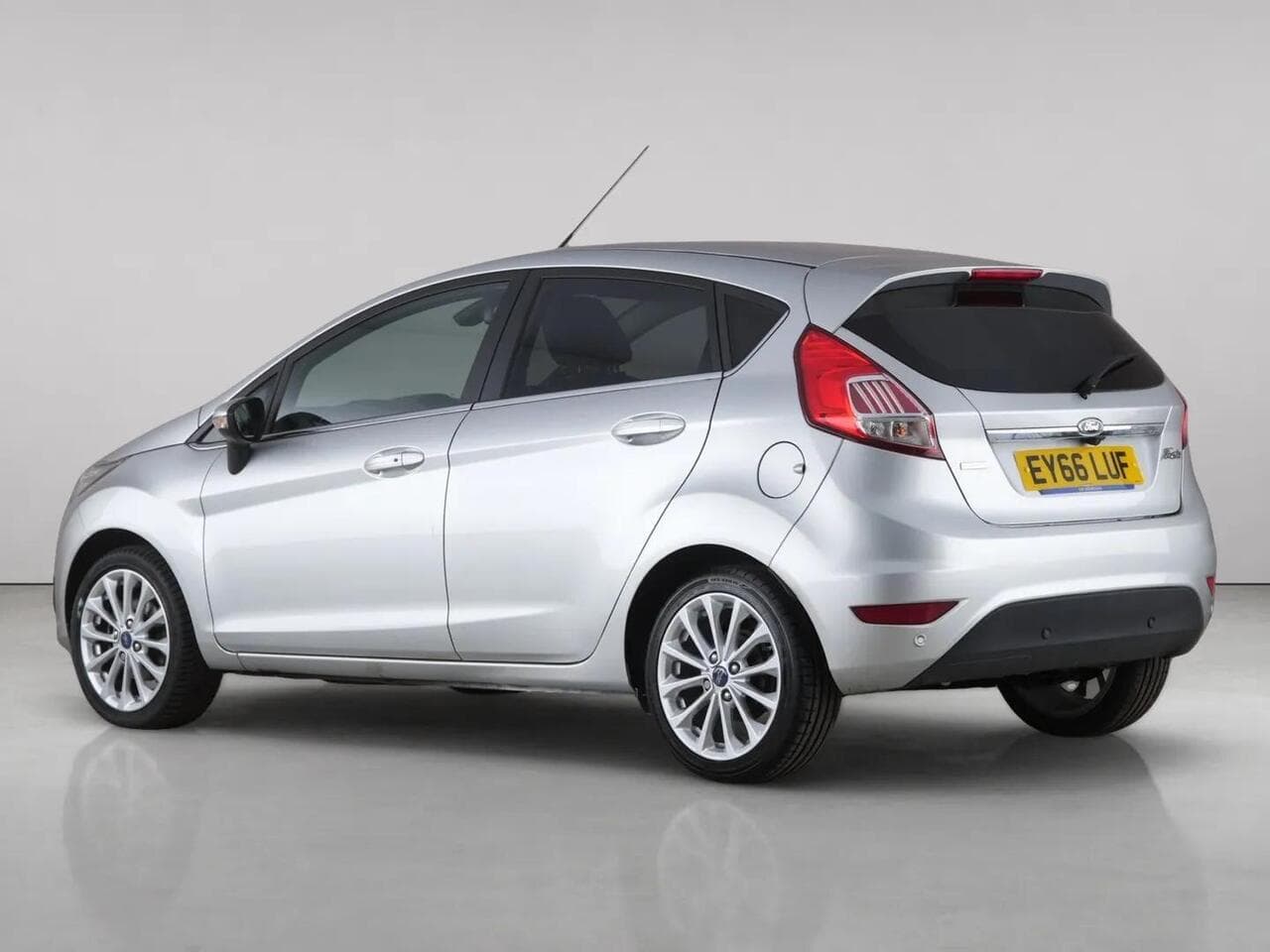 Ford Fiesta thumbnail Rear Left