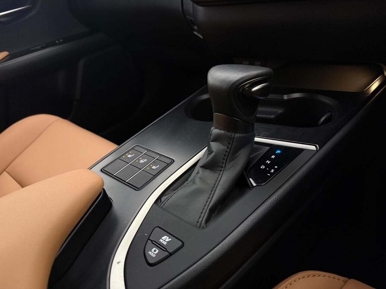 Lexus UX thumbnail Interior Front