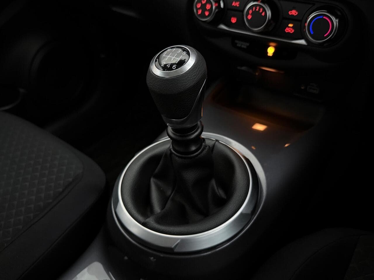 Nissan Juke thumbnail Interior Front