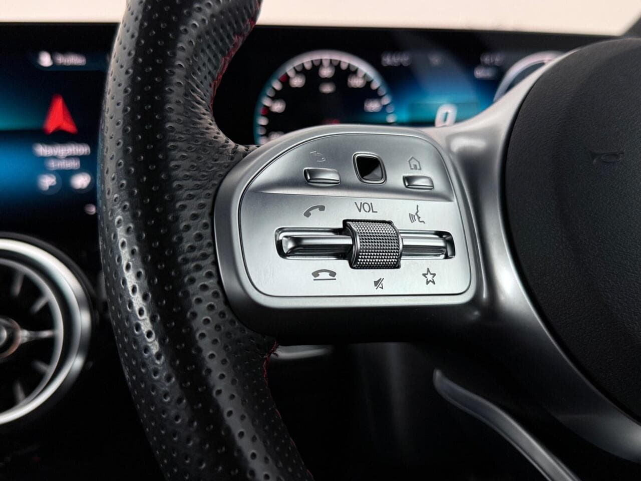 Mercedes-Benz GLB thumbnail Misc Controls
