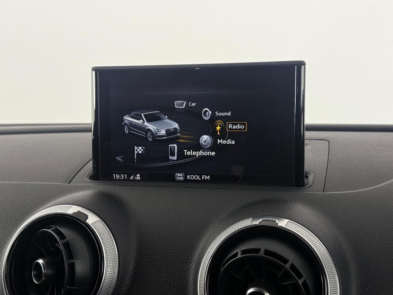 Audi A3 Cabriolet thumbnail Infotainment System