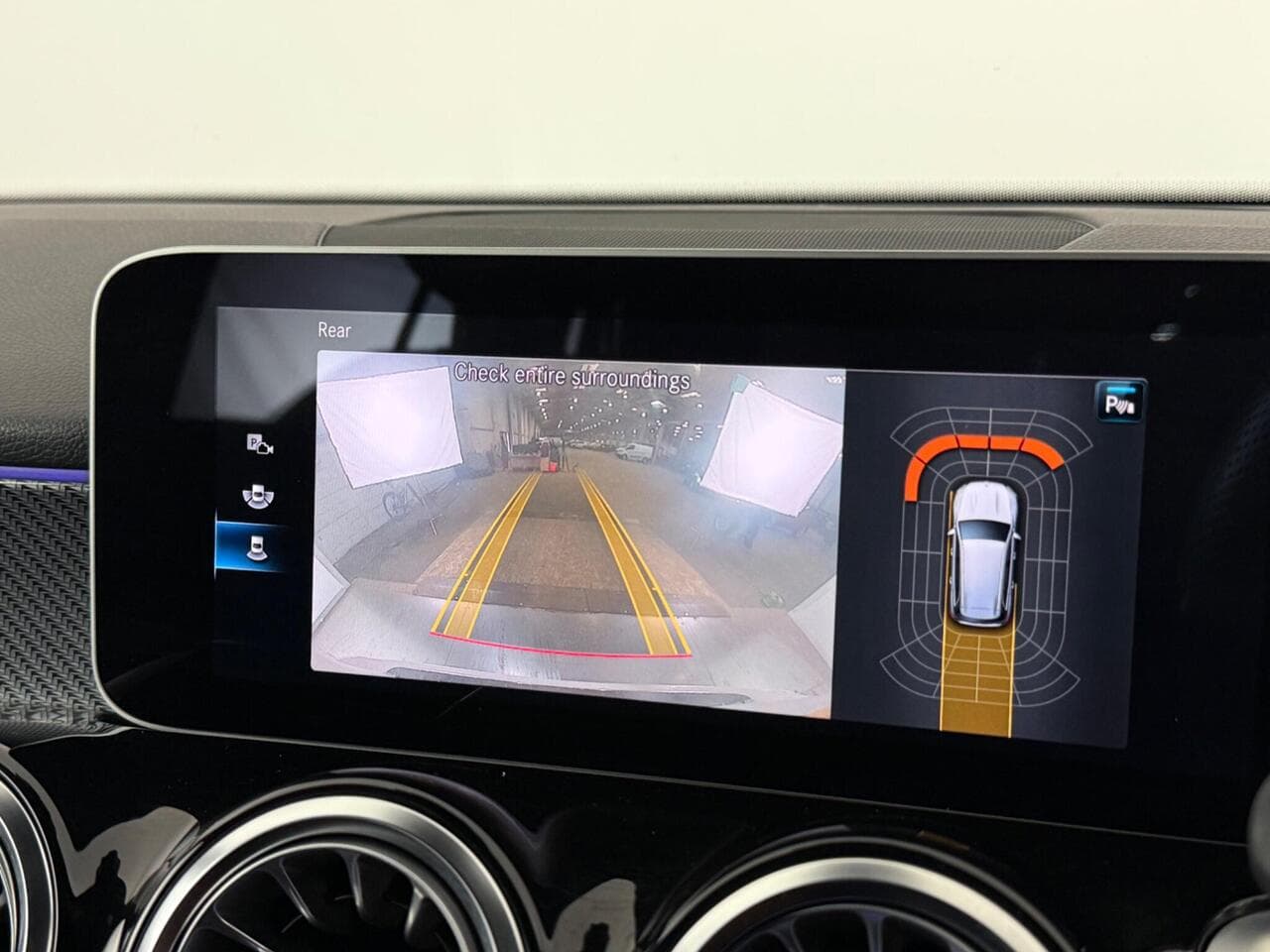 Mercedes-Benz GLB thumbnail Infotainment System