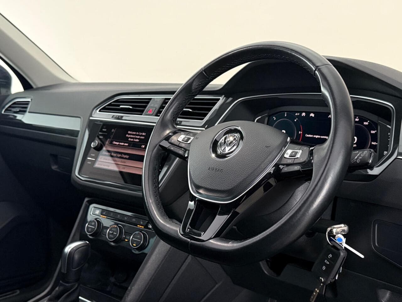 Volkswagen Tiguan thumbnail Interior Front