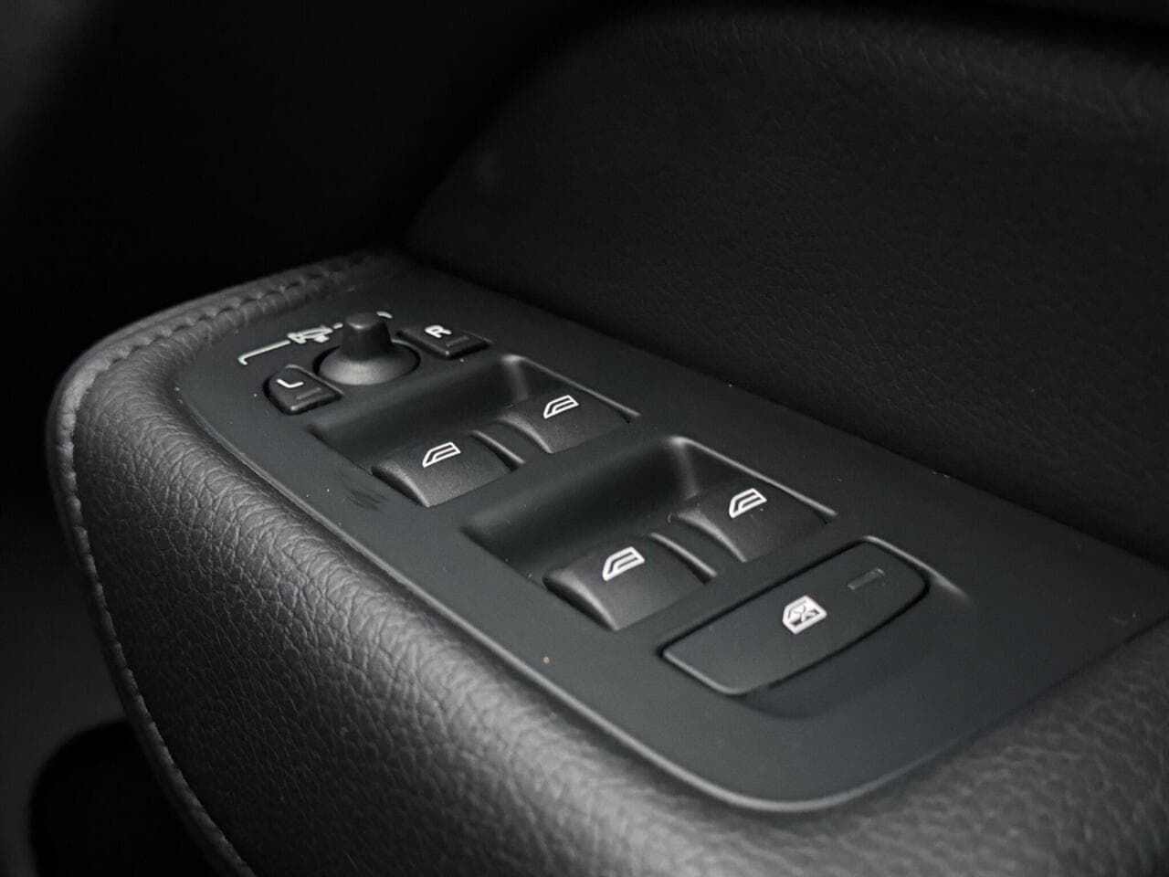 Volvo XC60 thumbnail Misc Controls
