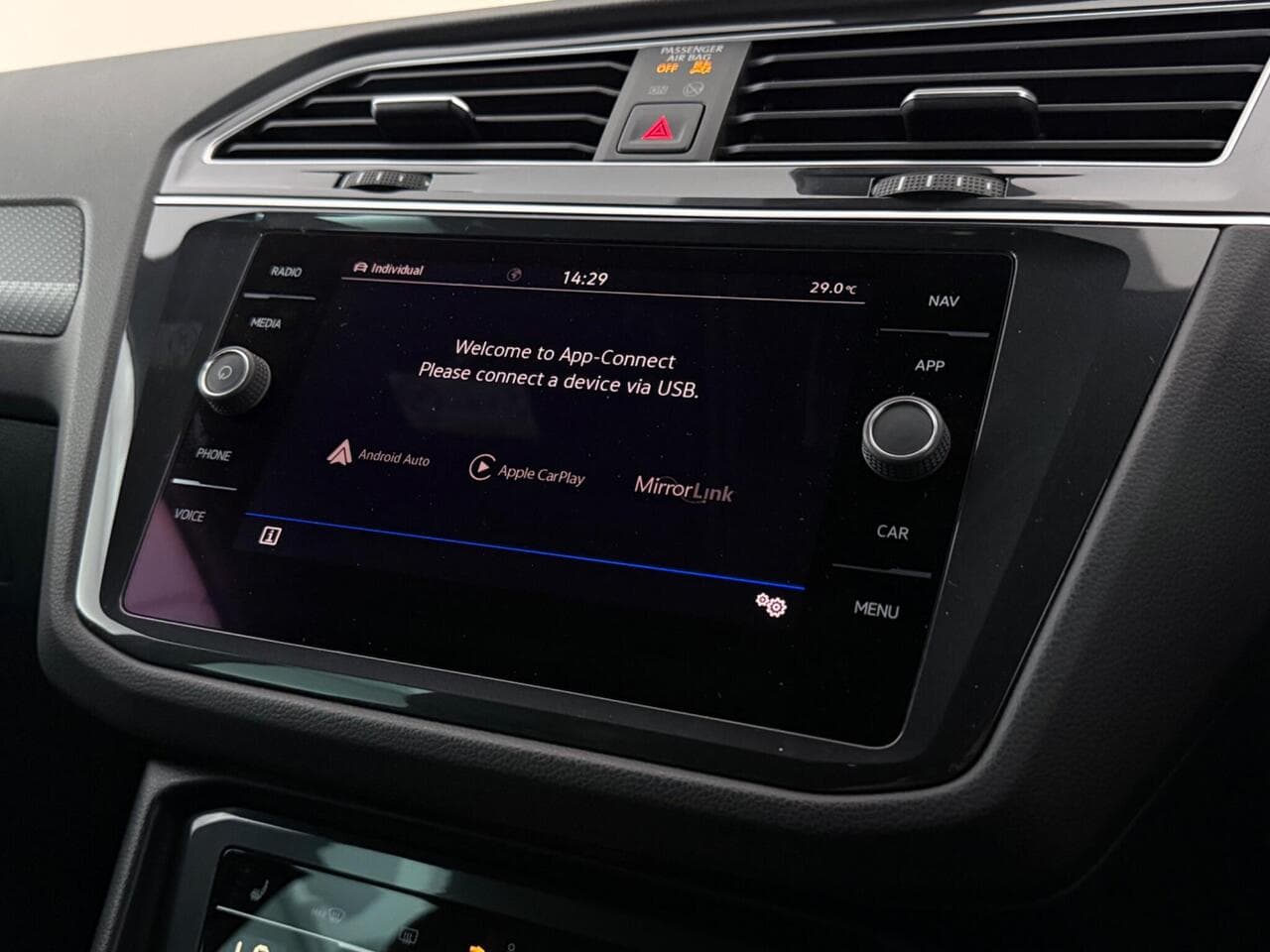Volkswagen Tiguan thumbnail Infotainment System