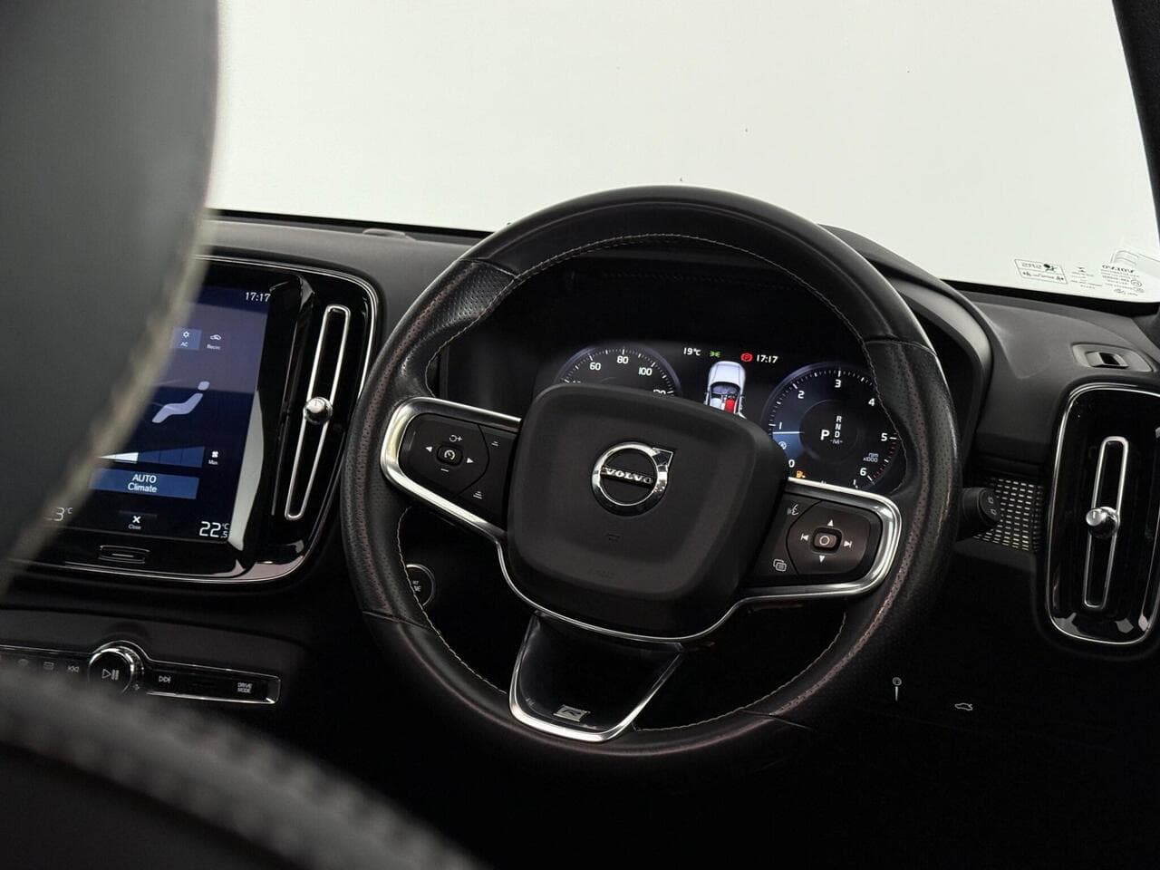 Volvo XC40 thumbnail Steering Wheel