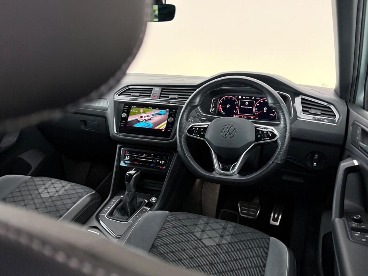Volkswagen Tiguan thumbnail Interior Front