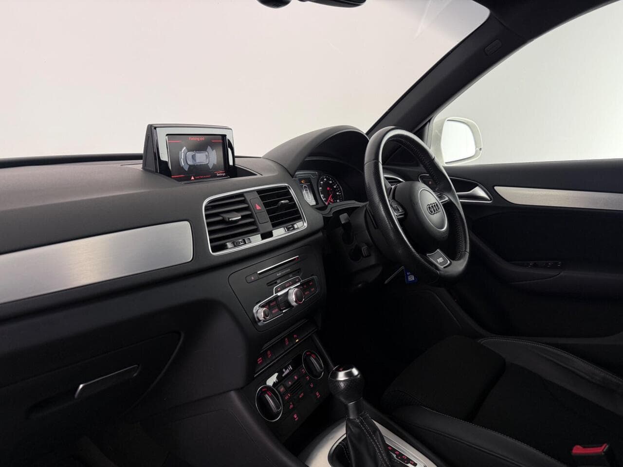 Audi Q3 thumbnail Interior Front