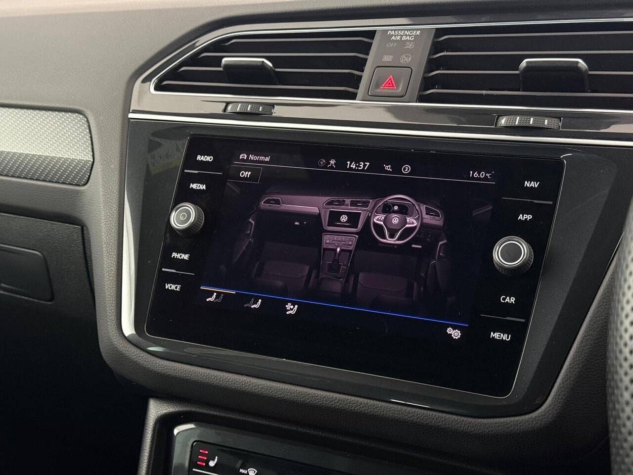 Volkswagen Tiguan thumbnail Infotainment System