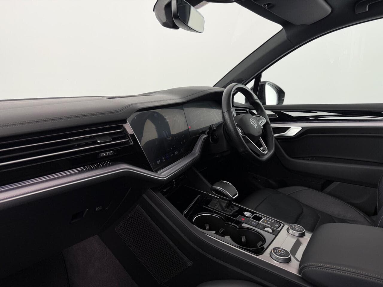 Volkswagen Touareg thumbnail Interior Front