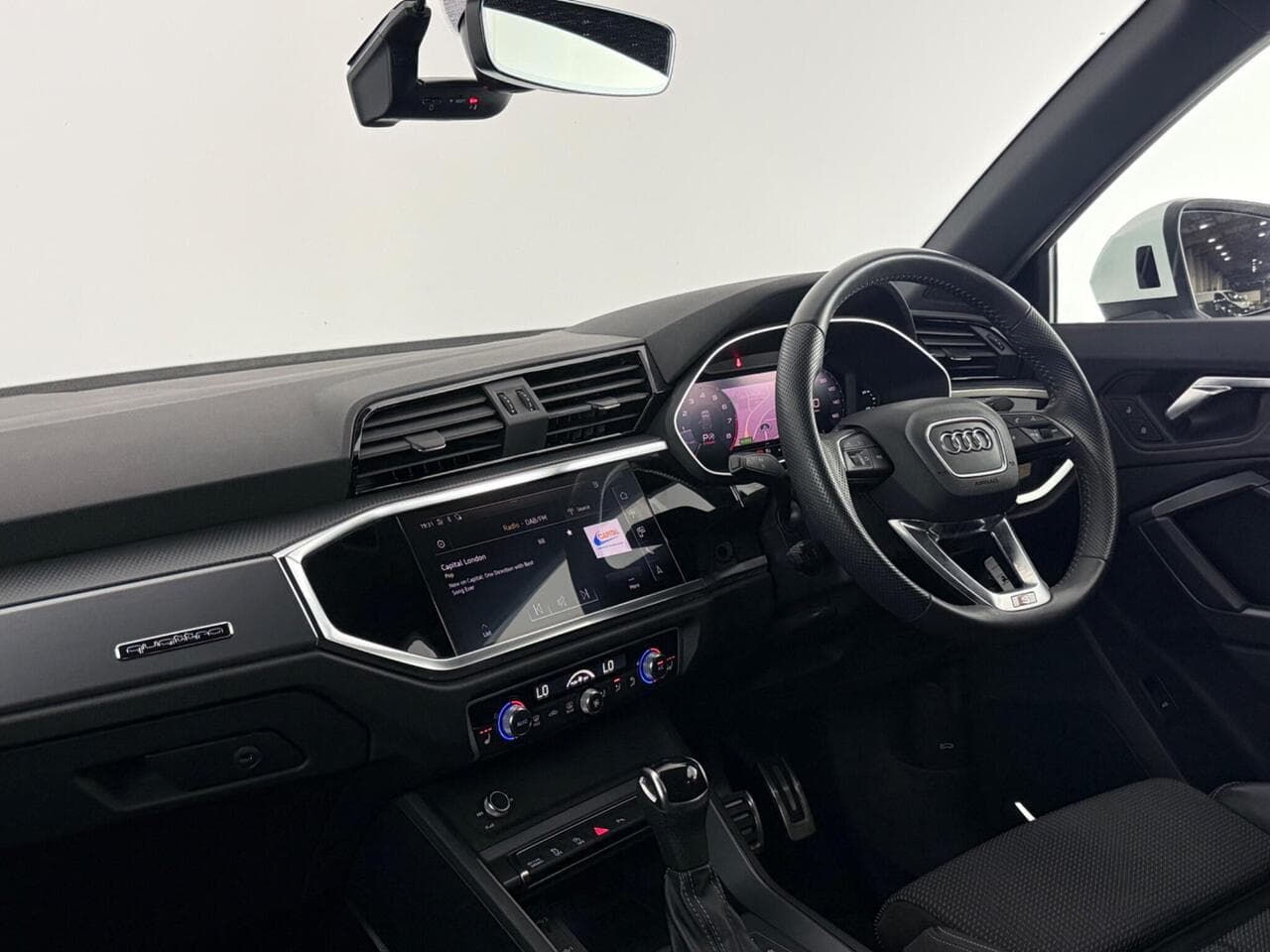 Audi Q3 thumbnail Interior Front