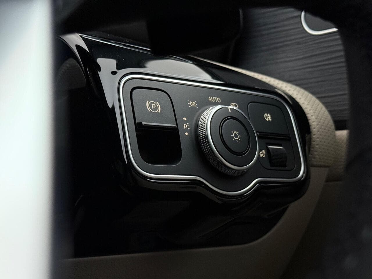 Mercedes-Benz CLA thumbnail Misc Controls