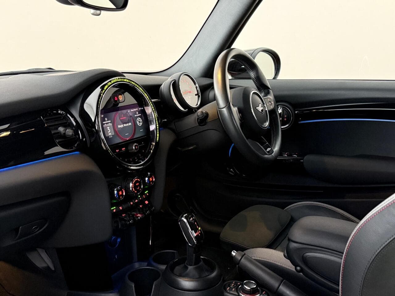 MINI Convertible thumbnail Interior Front