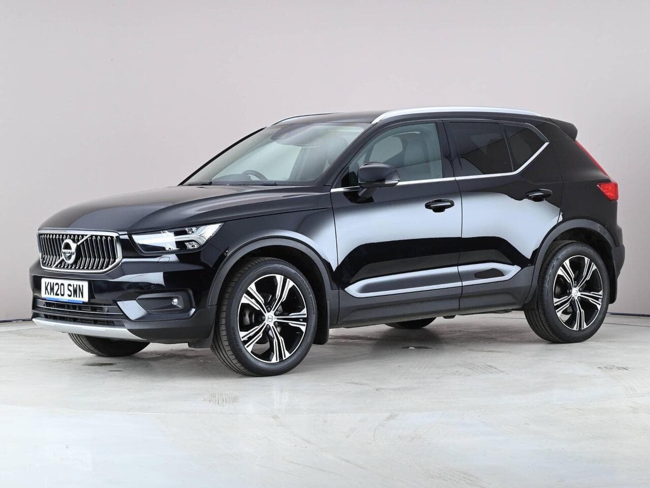 Volvo XC40 thumbnail Front Left