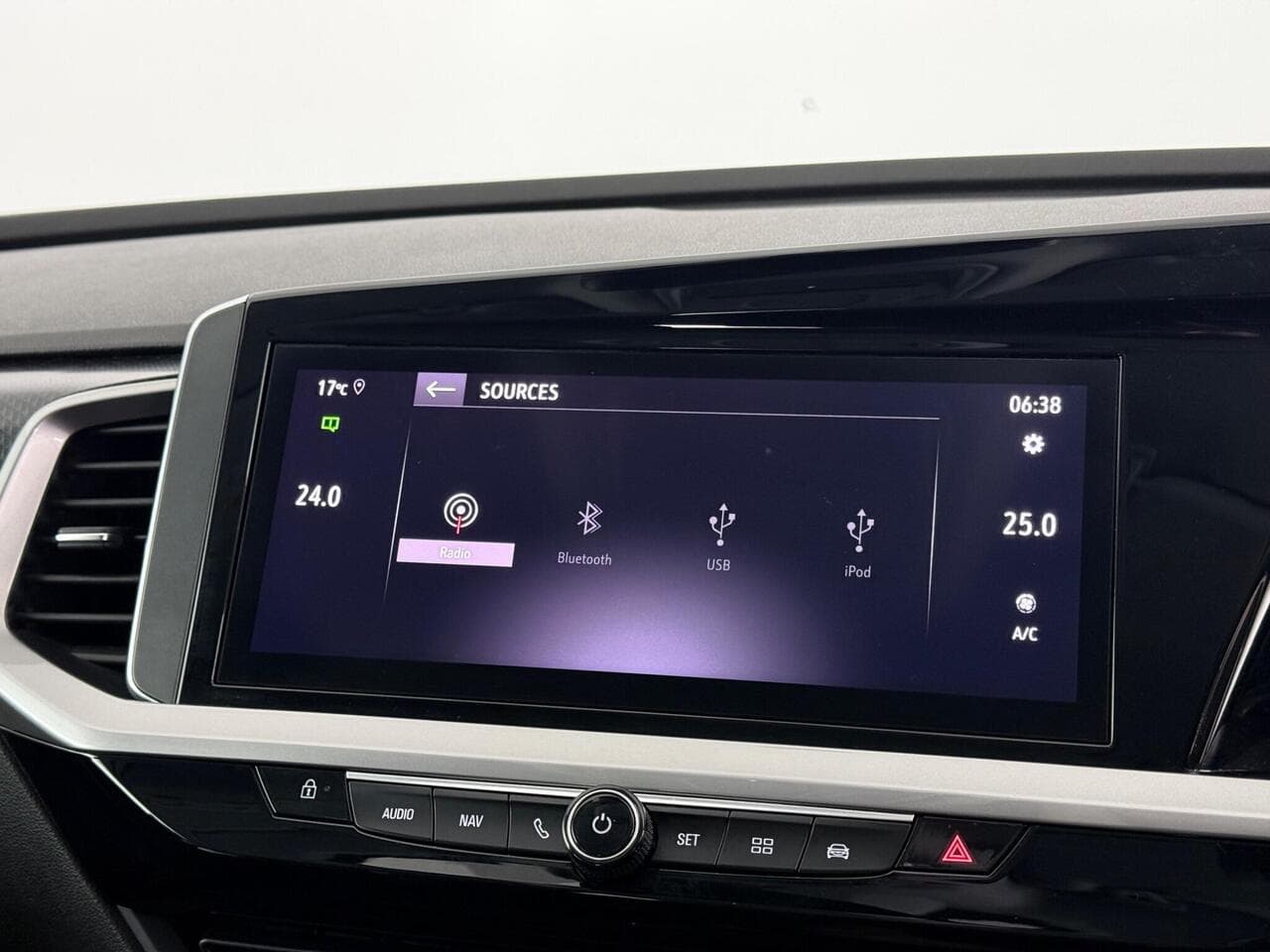 Vauxhall Grandland thumbnail Infotainment System