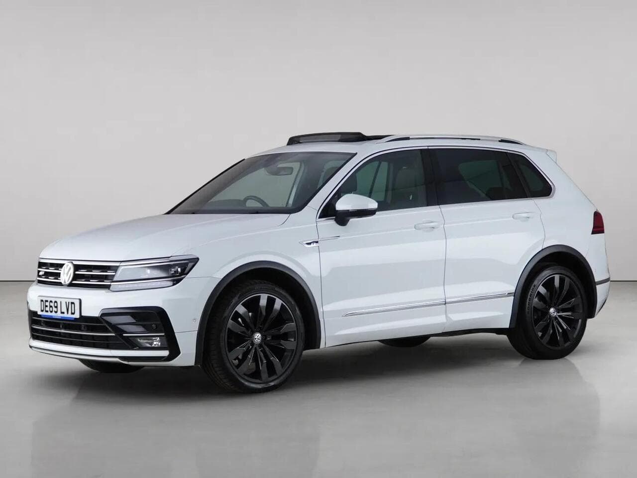 Volkswagen Tiguan thumbnail Front Left