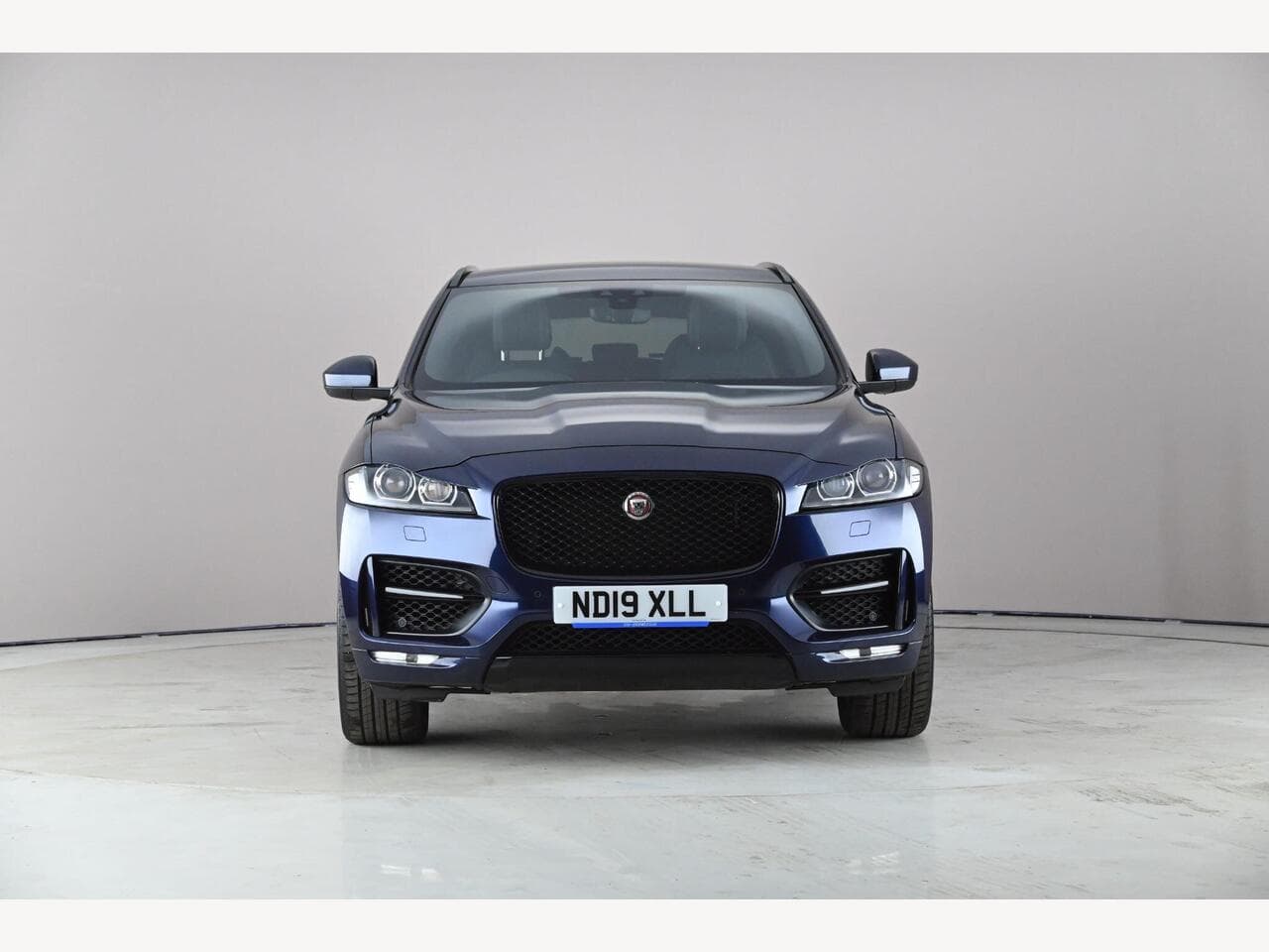 Jaguar F-PACE thumbnail Front
