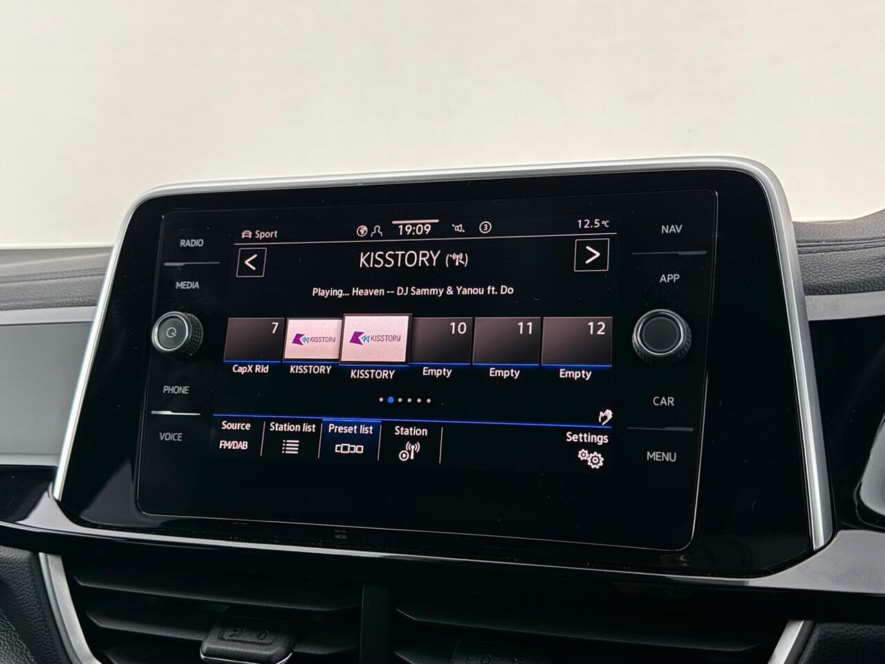 Volkswagen T-Roc thumbnail Infotainment System