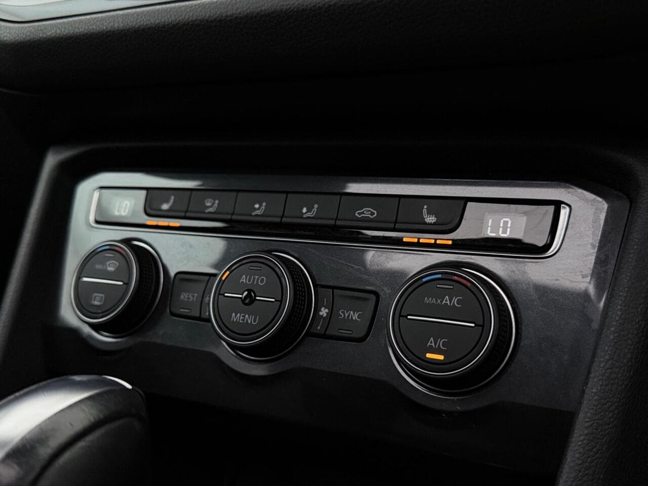 Volkswagen Tiguan Allspace thumbnail Interior Front