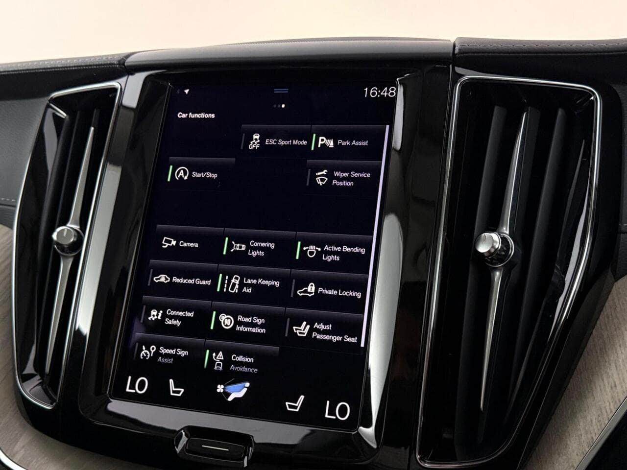 Volvo XC60 thumbnail Infotainment System