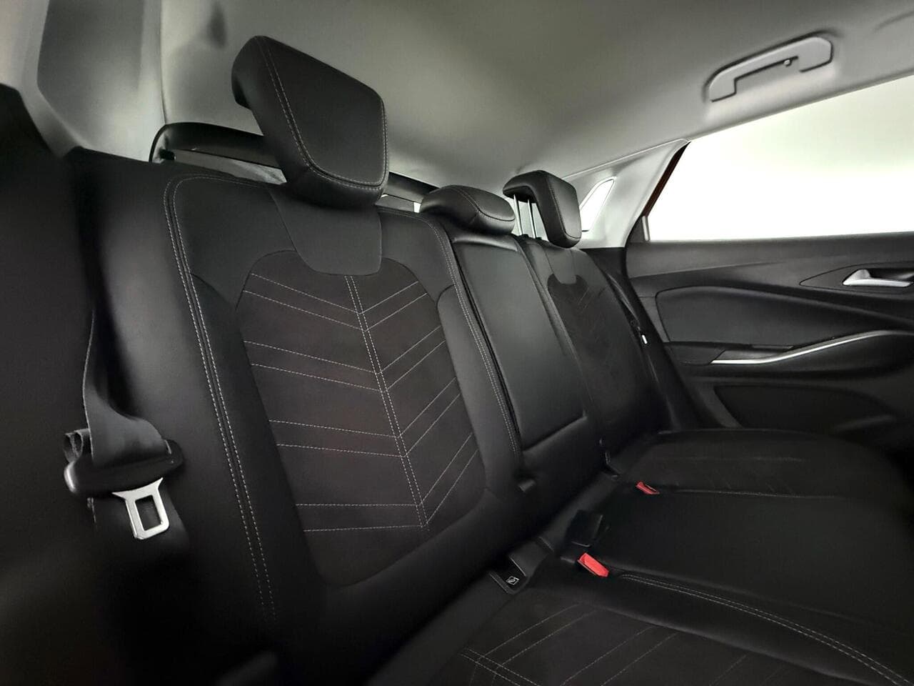 Vauxhall Grandland thumbnail Seats Rear