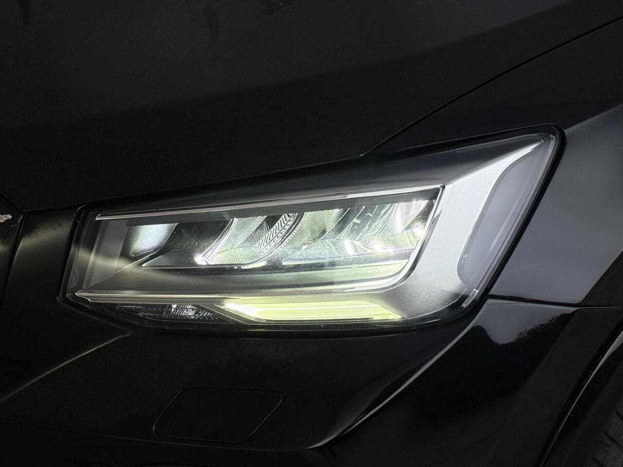 Audi Q2 thumbnail Lights Front