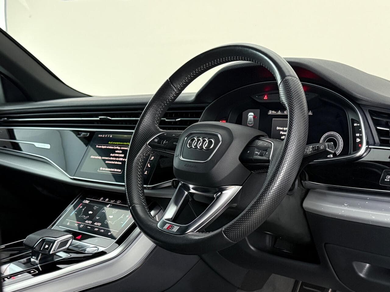 Audi Q8 thumbnail Interior Front