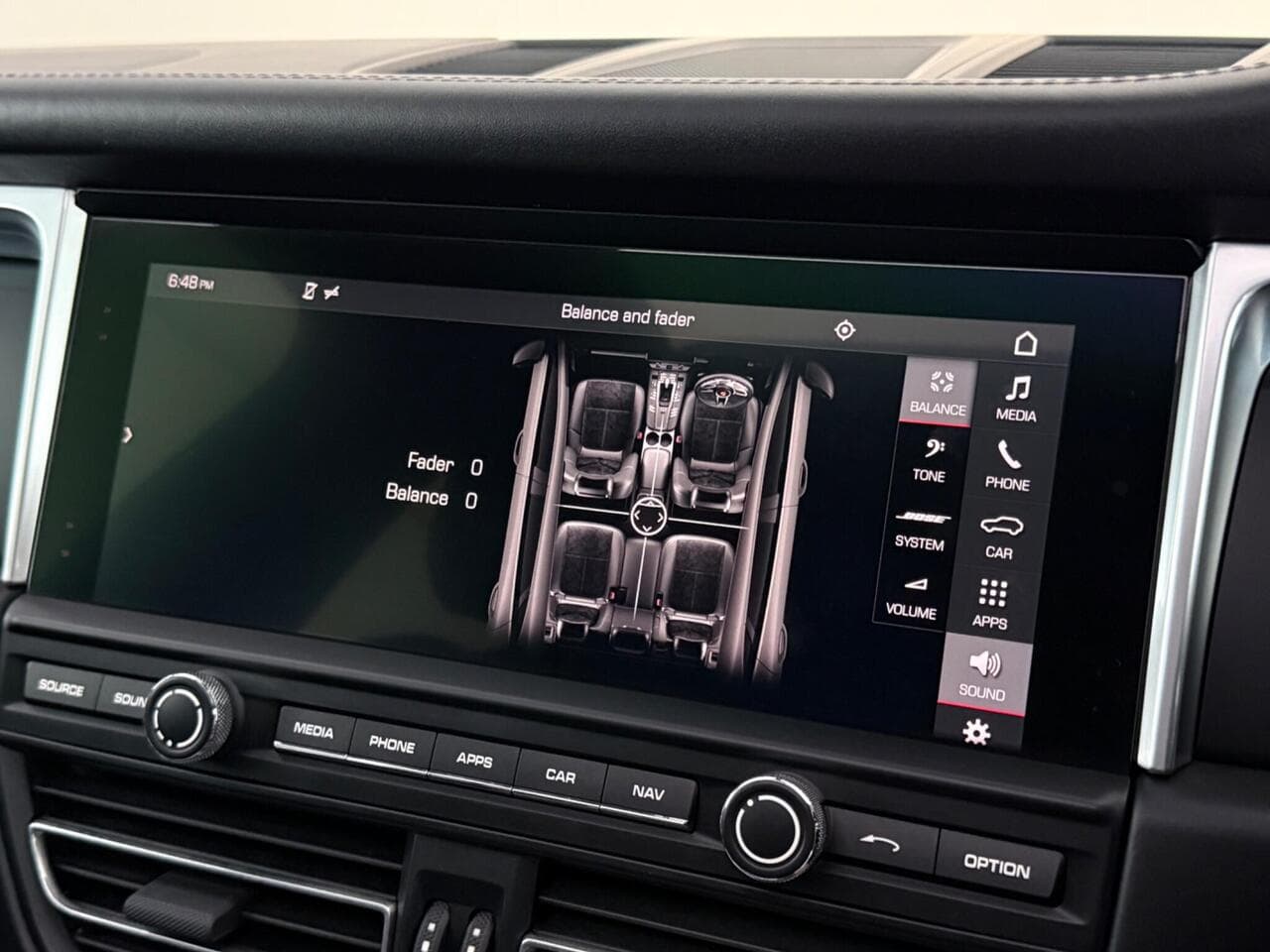 Porsche Macan thumbnail Infotainment System