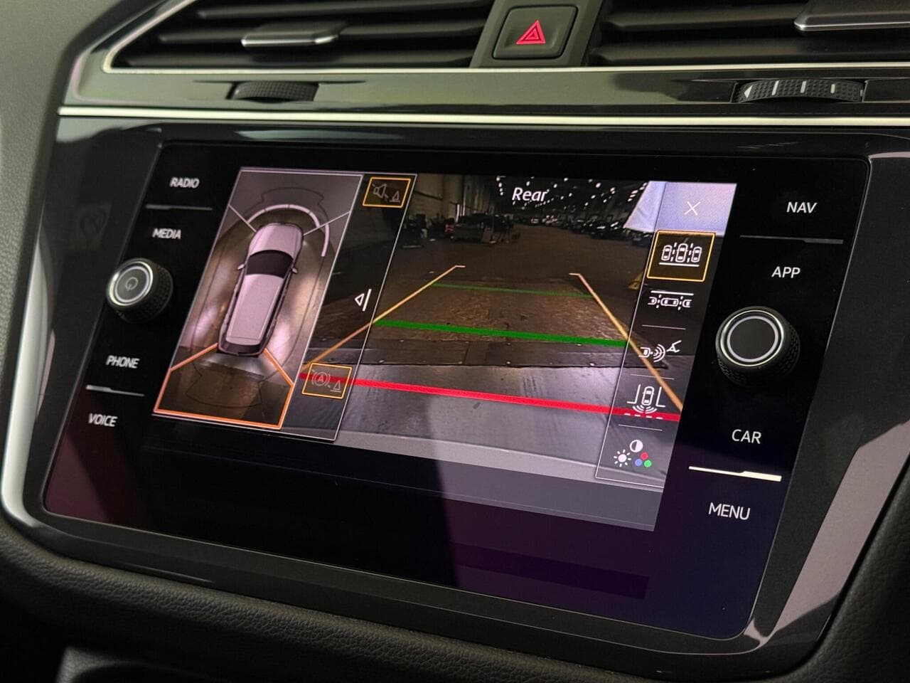 Volkswagen Tiguan thumbnail Infotainment System