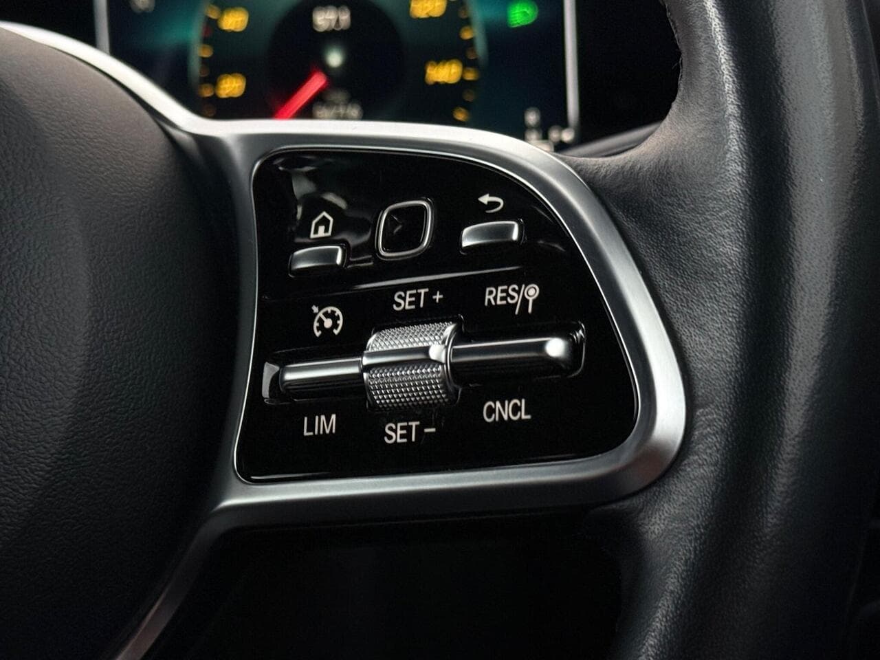 Mercedes-Benz GLA thumbnail Misc Controls