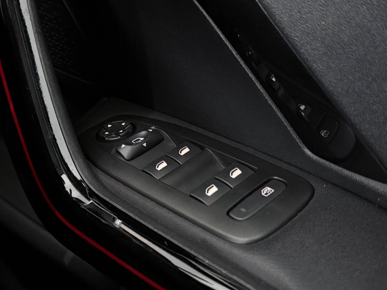 Peugeot 208 thumbnail Misc Controls