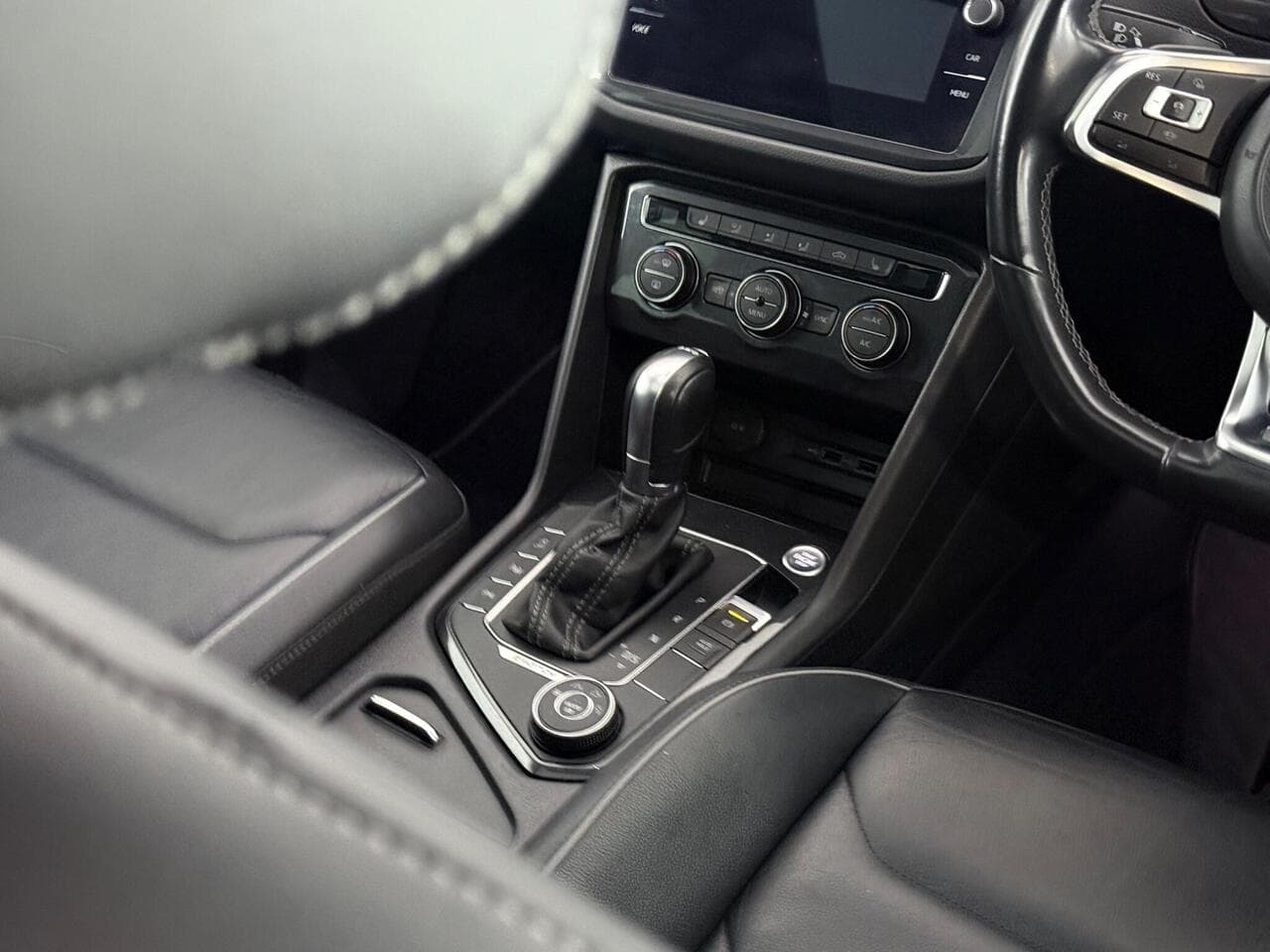 Volkswagen Tiguan thumbnail Interior Front