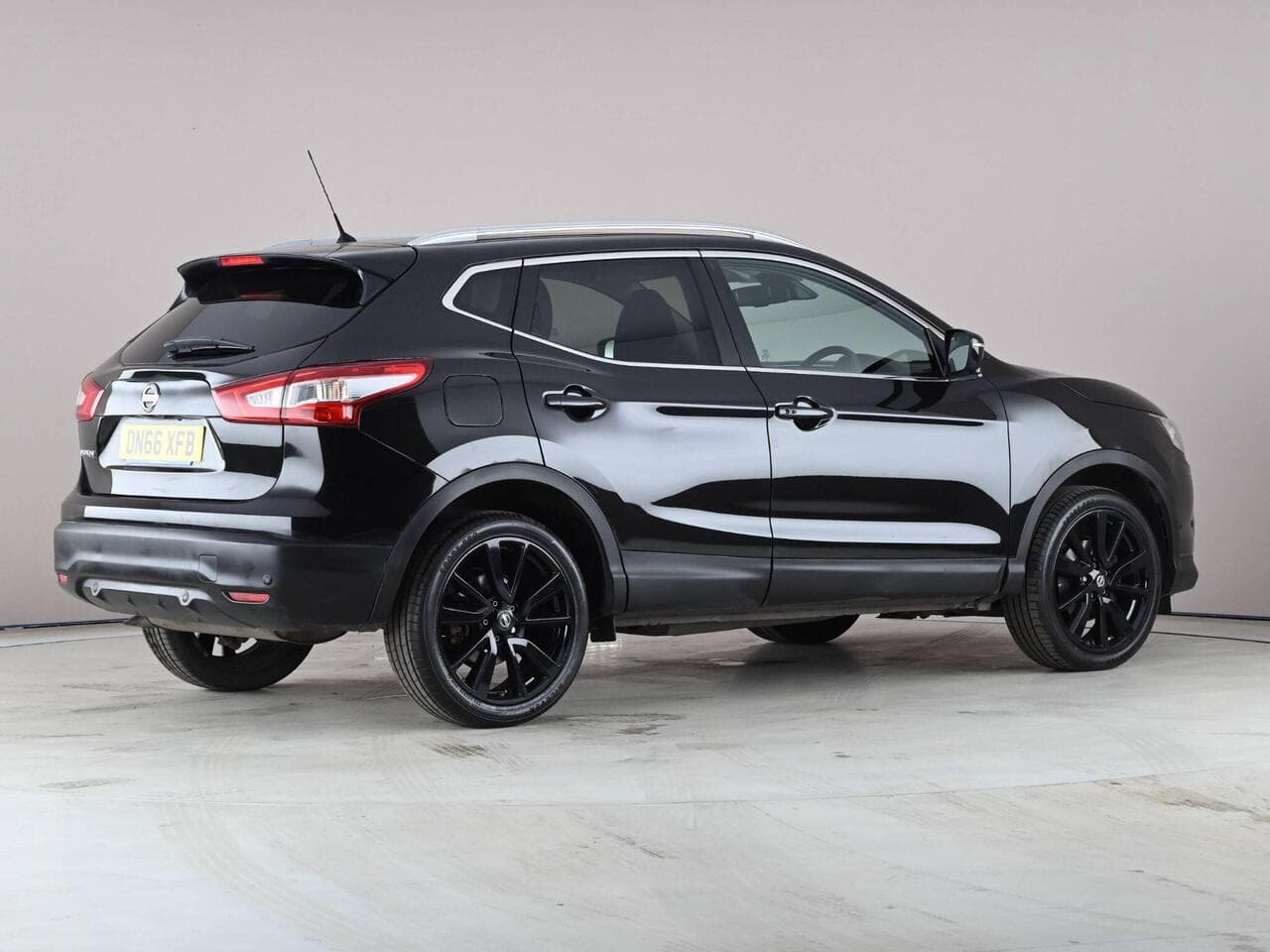 Nissan Qashqai thumbnail Side Right