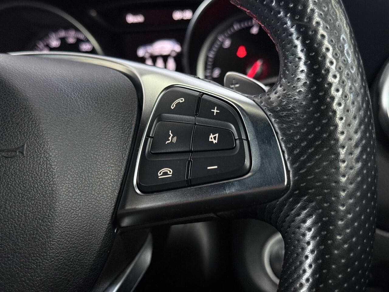 Mercedes-Benz GLA thumbnail Misc Controls