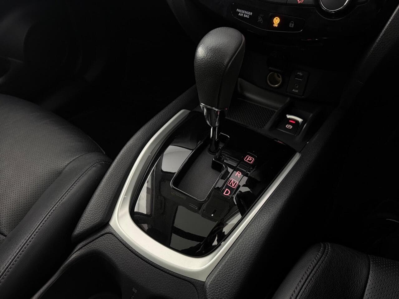 Nissan X-Trail thumbnail Interior Front