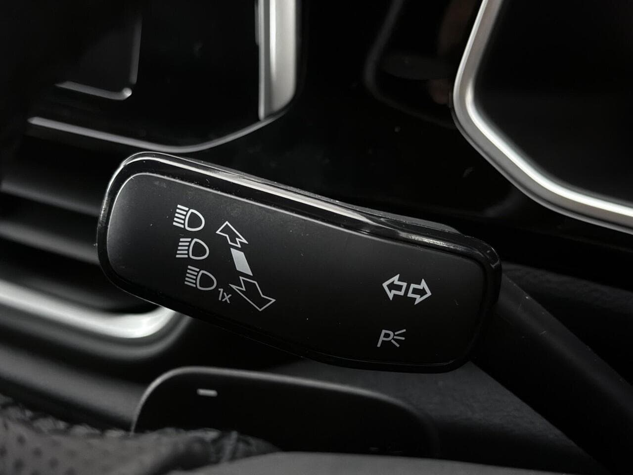 Volkswagen T-Roc thumbnail Misc Controls