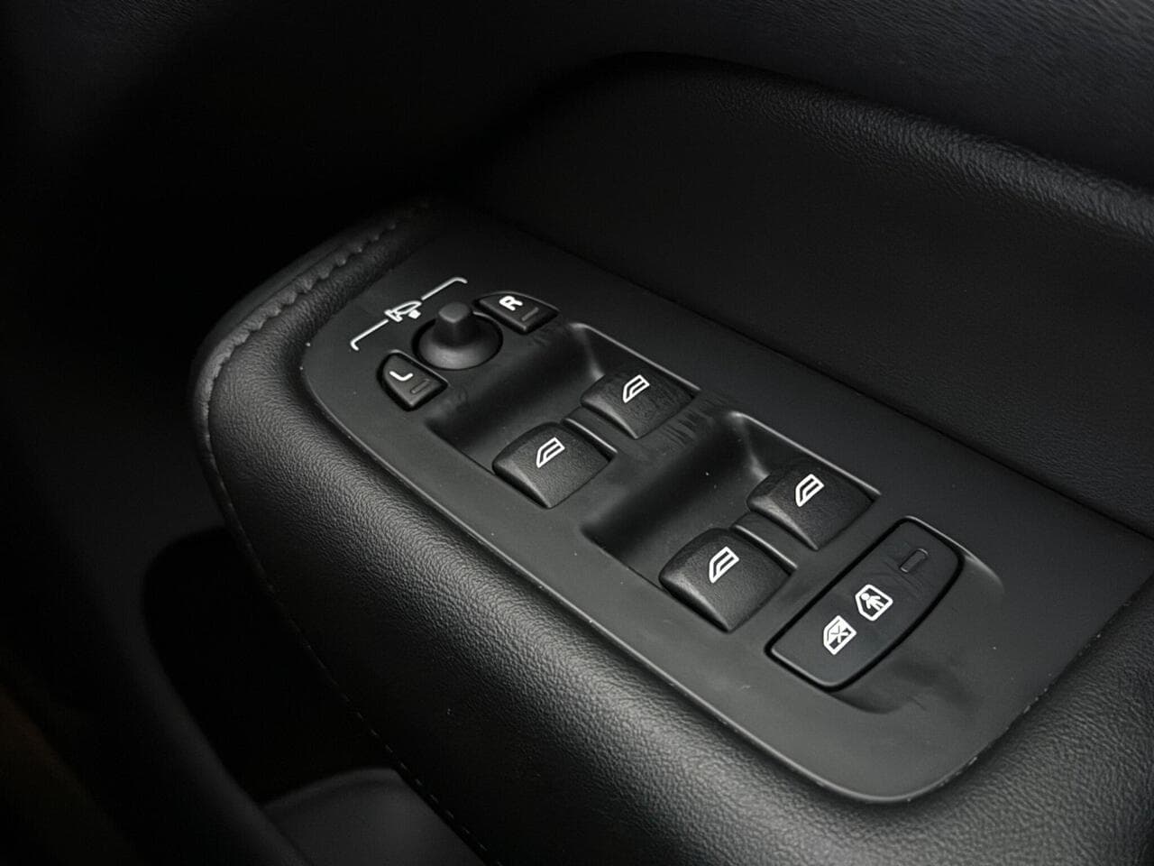Volvo XC60 thumbnail Misc Controls