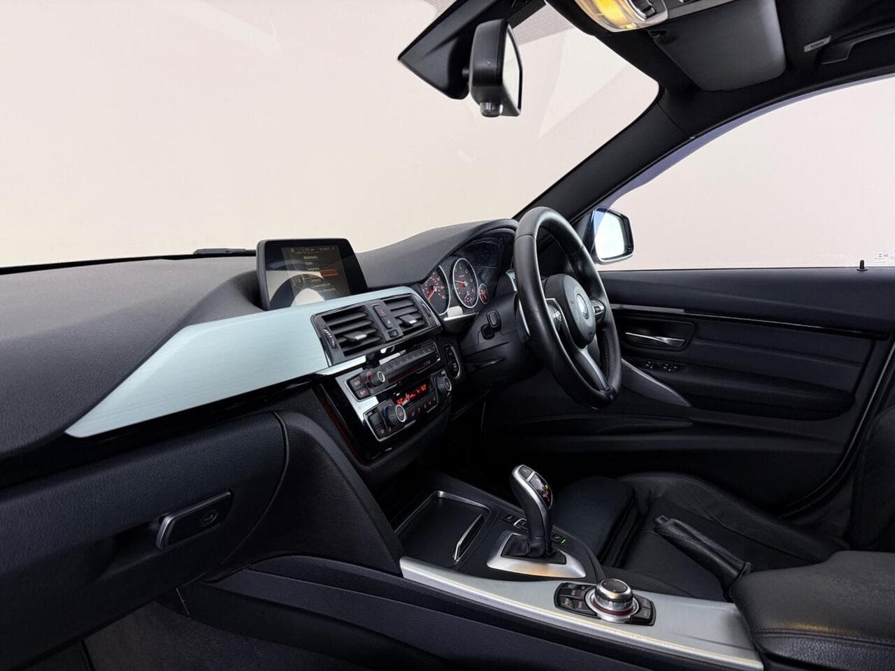 BMW 3 Series thumbnail Interior Front