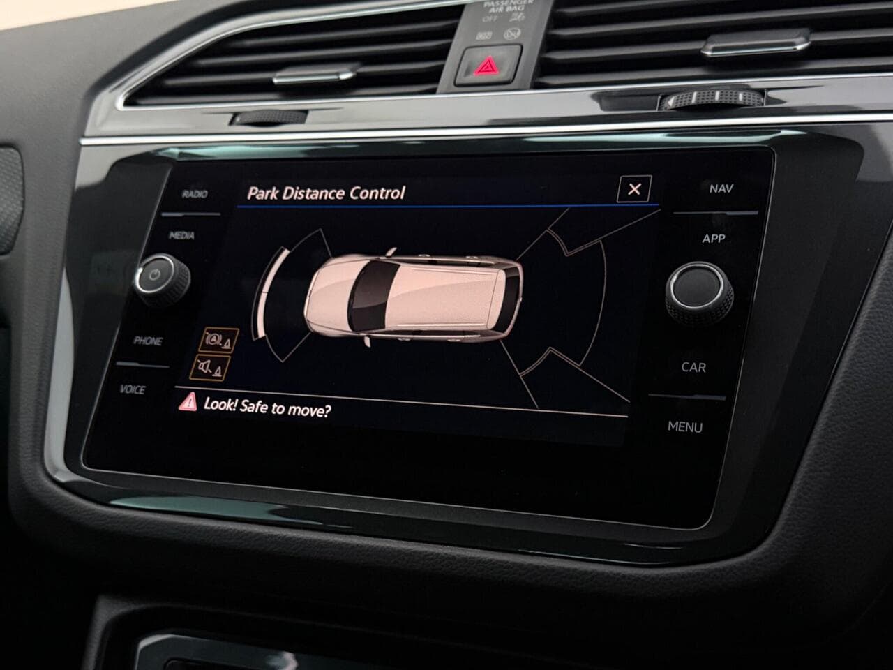 Volkswagen Tiguan thumbnail Infotainment System