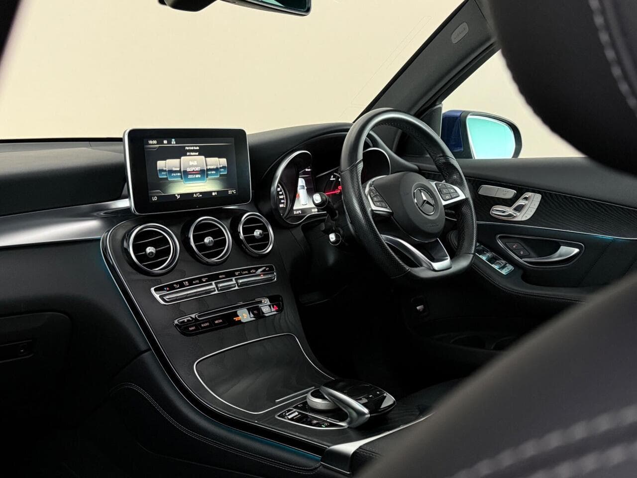 Mercedes-Benz GLC thumbnail Interior Front