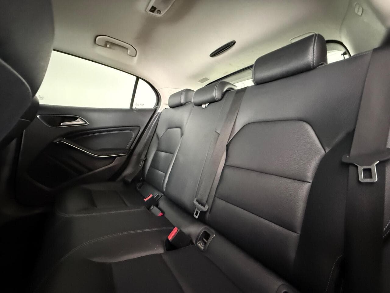 Mercedes-Benz GLA thumbnail Seats Rear