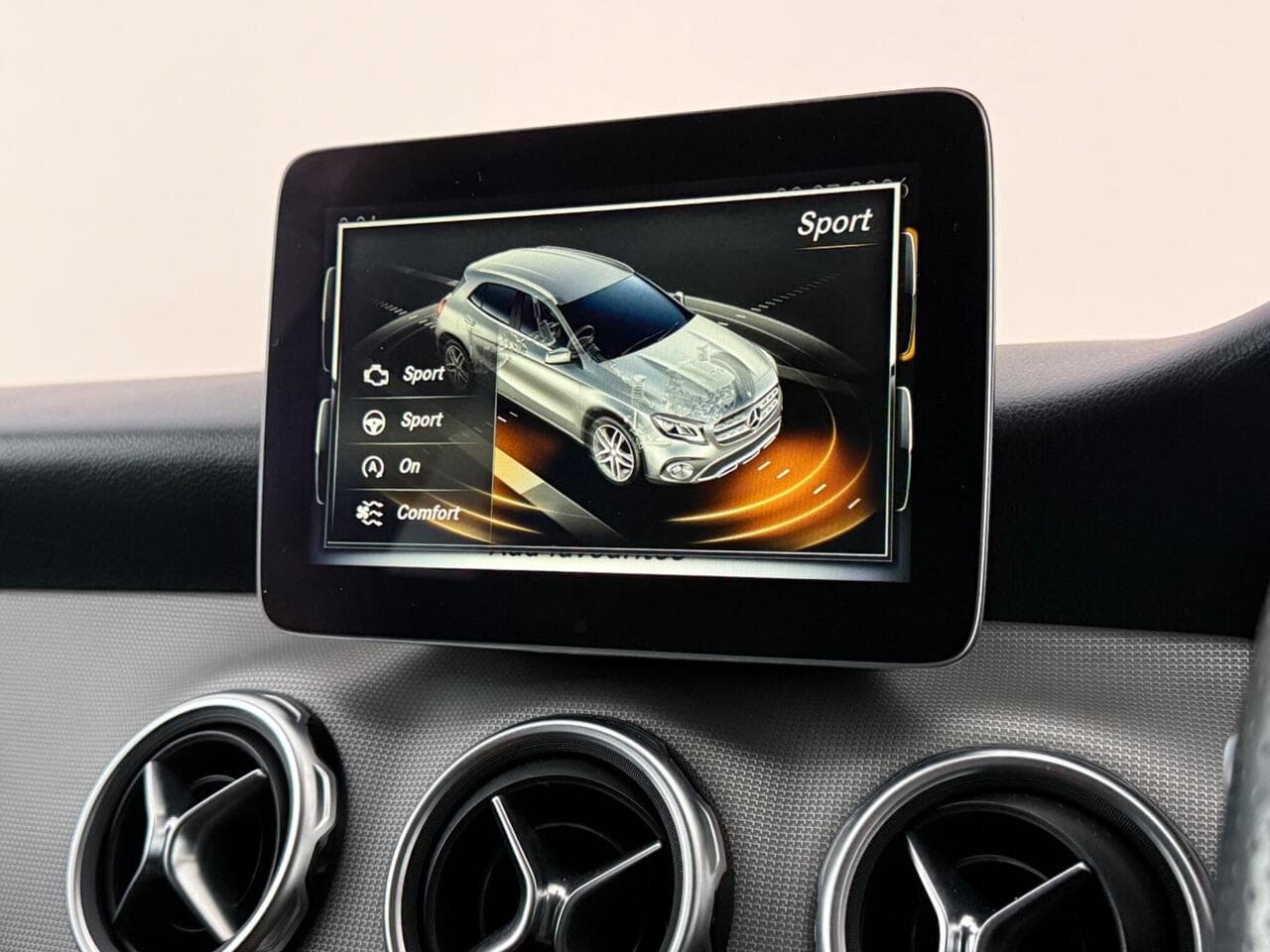 Mercedes-Benz GLA thumbnail Infotainment System