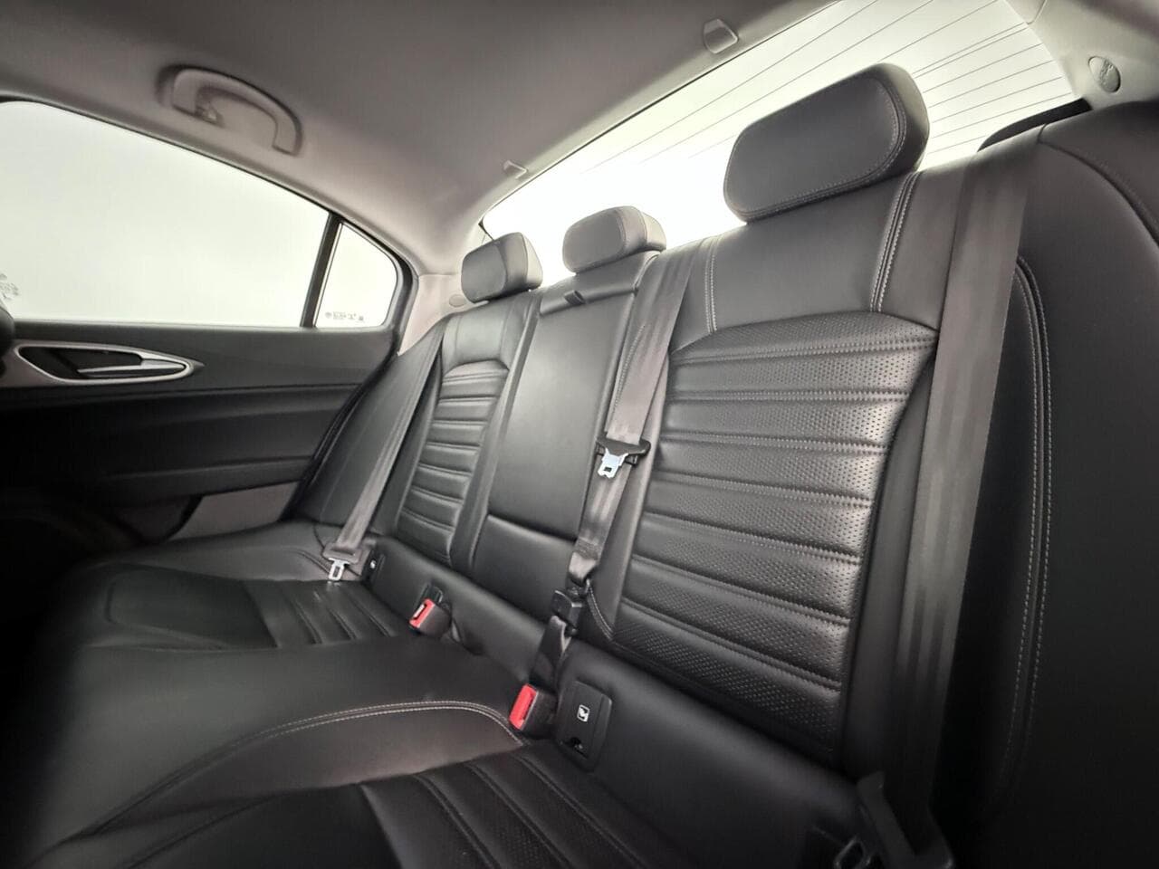 Alfa Romeo Giulia thumbnail Seats Rear