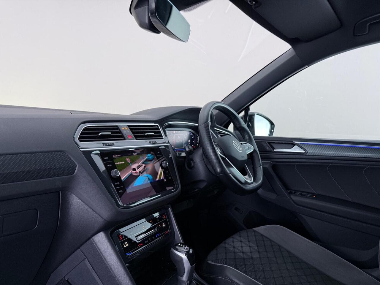Volkswagen Tiguan thumbnail Interior Front