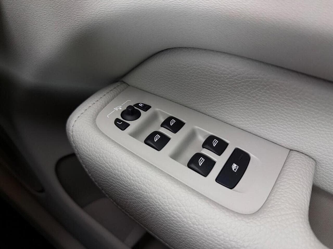 Volvo XC60 thumbnail Misc Controls