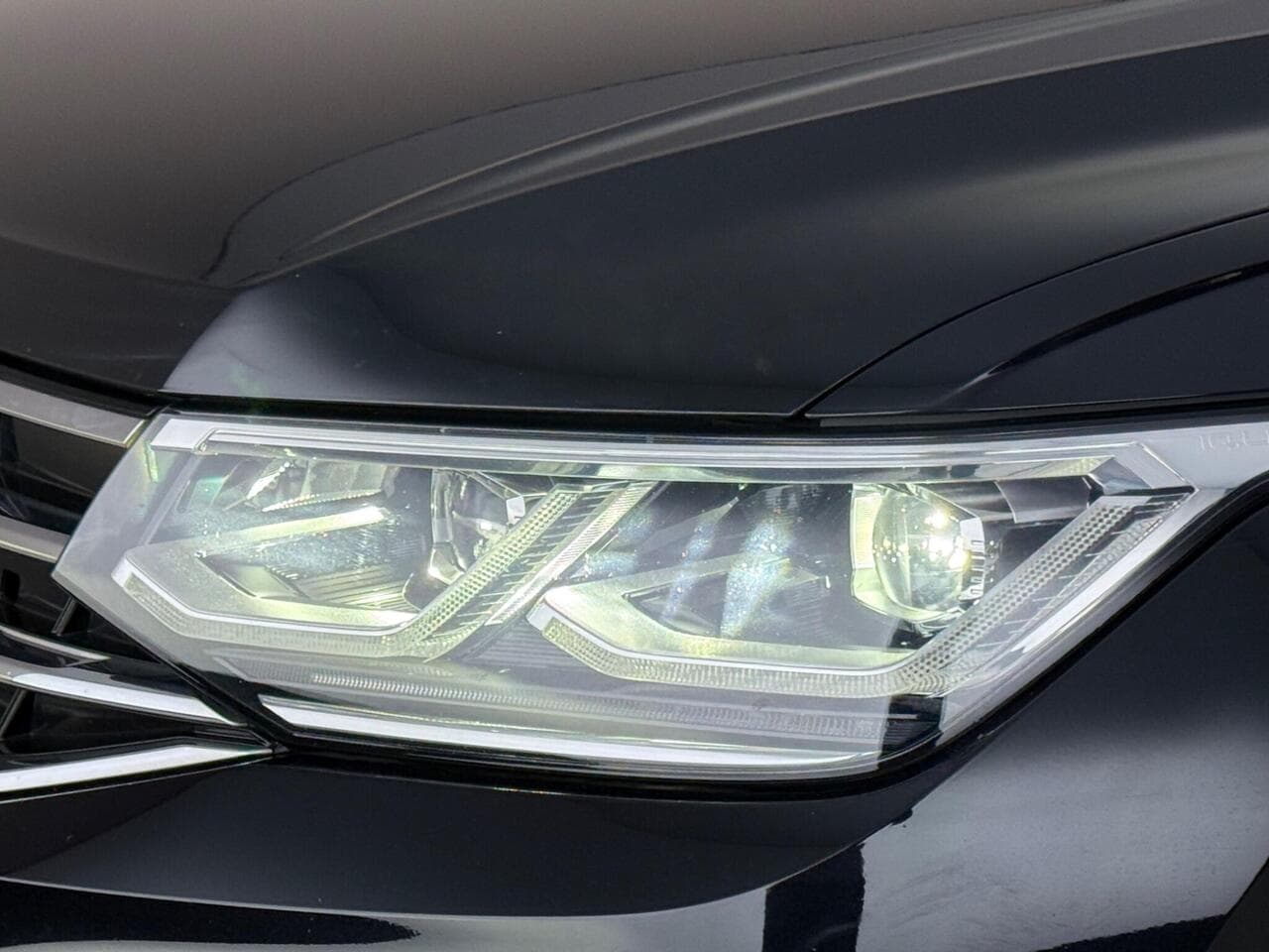 Volkswagen Tiguan thumbnail Lights Front